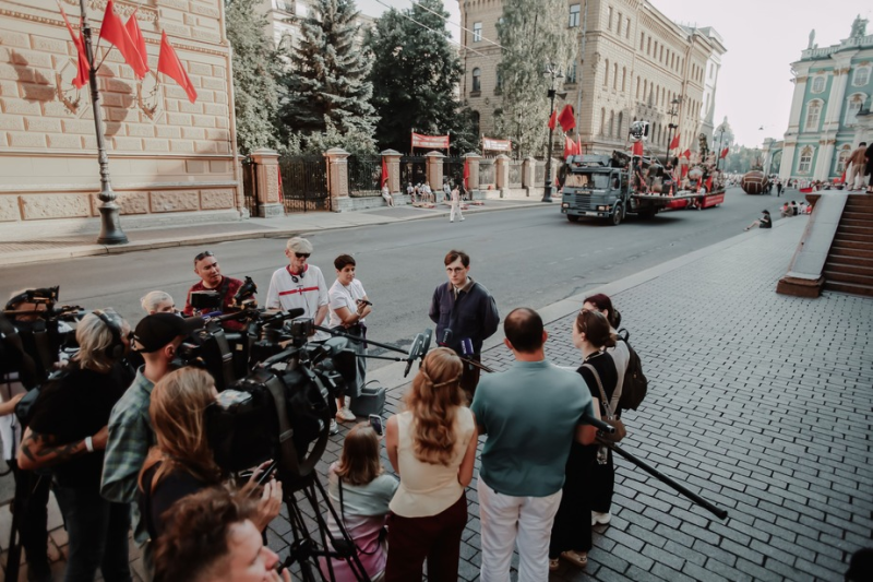 В Петербурге проходят масштабные съемки фильма Алексея Учителя «Шум времени»
