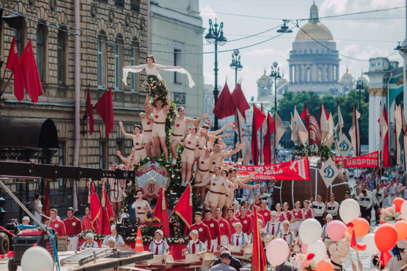 В Петербурге проходят масштабные съемки фильма Алексея Учителя «Шум времени»