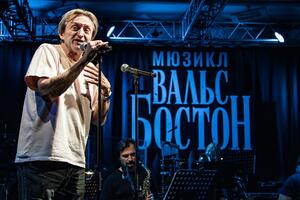 Исхудавшая и помолодевшая Апина устроила пикантную съемку в особенный день
