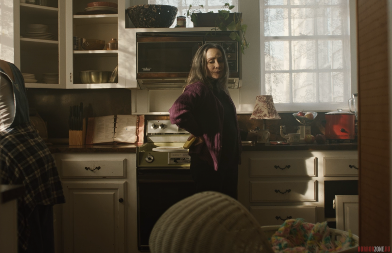 Упор на атмосферу: русский постер и кадры из хоррора "Белдхэм. Проклятие ведьмы"