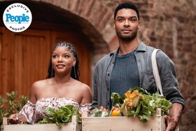 Чёрная Русалочка и герцог из «Бриджертонов» нашли друг друга в трейлере романтической комедии «Ты, я и Тоскана»