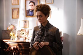 Идут съёмки комедийного фильма-ограбления «Дыра» с Викторией Исаковой и Никитой Кологривым