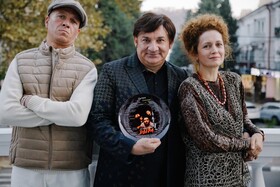 Идут съёмки комедийного фильма-ограбления «Дыра» с Викторией Исаковой и Никитой Кологривым