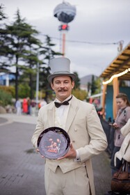 Идут съёмки комедийного фильма-ограбления «Дыра» с Викторией Исаковой и Никитой Кологривым