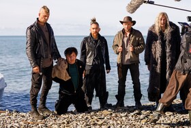 Идут съёмки комедийного фильма-ограбления «Дыра» с Викторией Исаковой и Никитой Кологривым