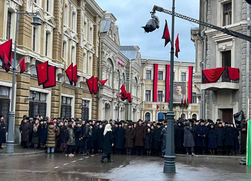 Съемки «Шума времени» Алексея Учителя: столица 50-х посреди кинопарка Москино