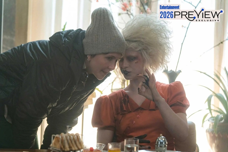 Джесси Бакли, Кристиан Бэйл и Мэгги Джилленхол на кадрах и фото со съемок НЕВЕСТЫ