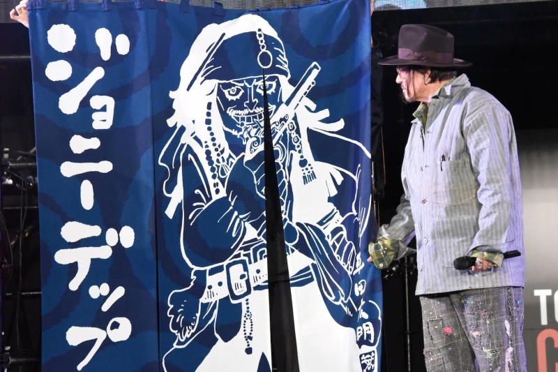 Эйитиро Ода, создатель "One Piece", вручил Джонни Деппу артворк из "Пиратов Карибского моря"