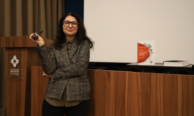 Нина Ромодановская выступила на трёх петербургских площадках и представила новый учебник