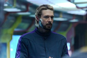 Появились подробности и кадры со съёмок фантастики «Весельчак У» по вселенной «Сто лет тому вперёд»